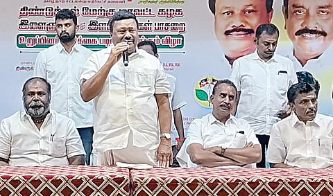 திண்டுக்கல்லில் நடந்த அதிமுக கூட்டத்தில் பேசிய முன்னாள் அமைச்சர் திண்டுக்கல் சீனிவாசன். அருகில் முன்னாள் அமைச்சர்கள் வேலுமணி, உதயகுமார்.