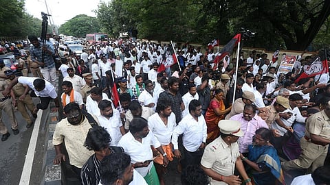 முதல் தகவல் அறிக்கையை வெளியிட்ட அதிகாரிகள் மீது நடவடிக்கை: அரசியல் கட்சித் தலைவர்கள் வலியுறுத்தல்