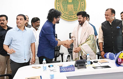 தெலுங்கு சினிமா பிரமுகர்களுடன் தெலங்கானா முதல்வர் ரேவந்த் ரெட்டி நேற்று ஹைதராபாத்தில் ஆலோசனை நடத்தினார். அப்போது ரேவந்த் ரெட்டிக்கு நடிகர் நாகார்ஜுனா சால்வை அணிவித்து கவுரவித்தார்.