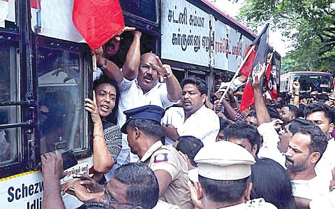 அண்ணா பல்கலை. பாலியல் கொடுமை: சென்னையில் அதிமுக, பாஜக ஆர்ப்பாட்டம்; 1,500 பேர் கைது