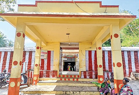 மூங்கிலணை காமாட்சி அம்மன் கோயிலின் நுழைவுப்பகுதி.