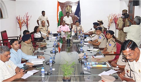 புதுச்சேரியில் புத்தாண்டு பாதுகாப்பு ஏற்பாடுகள் குறித்து உள்துறை அமைச்சர் நமச்சிவாயம் தலைமையில் ஆலோசனைக் கூட்டம் நடைபெற்றது.