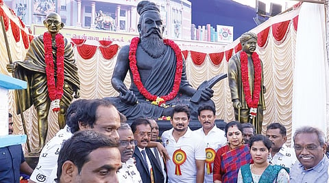 48-வது சென்னை புத்தகக் காட்சியை, துணை முதல்வர் உதயநிதி ஸ்டாலின் நந்தனம் ஒய்எம்சிஏ மைதானத்தில் நேற்று தொடங்கி வைத்து, கண்காட்சி நடைபெறும் மைதானத்தில் திருவள்ளுவர், மகாத்மா காந்தி, வ.உ.சிதம்பரனார்
சிலைகளை திறந்து வைத்தார். அமைச்சர் அன்பில் மகேஸ், தமிழச்சி தங்கபாண்டியன் எம்.பி., மேயர் பிரியா உள்ளிட்டோர் உடனிருந்தனர். | படம்: எஸ்.சத்தியசீலன் |
