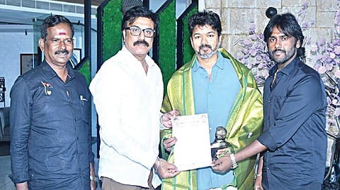 சென்னை, பனையூரில் உள்ள தவெக தலைமையகத்தில் கட்சித் தலைவர் விஜய்யை, தேமுதிக துணைச் செயலாளர்கள் சுதீஷ், பார்த்தசாரதி, விஜயகாந்தின் மகன் விஜயபிரபாகரன் ஆகியோர் நேற்று
சந்தித்தனர். மறைந்த விஜயகாந்தின் குருபூஜையில் பங்கேற்குமாறு விஜய்க்கு அழைப்பு விடுத்தனர்.