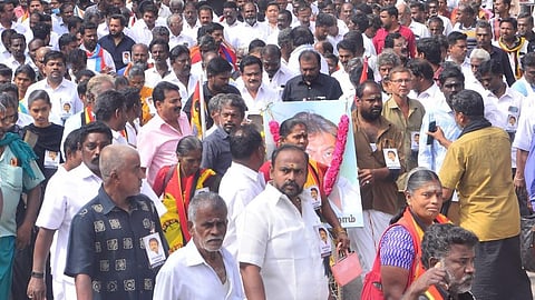 விஜயகாந்த் முதலாம் ஆண்டு நினைவு நாள்: கோயம்பேட்டில் தேமுதிகவினர் தடையை மீறி பேரணி