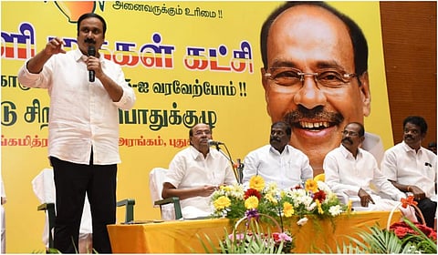 விழுப்புரம் அருகே பட்டானூரில் நடந்த பாமகவின் புத்தாண்டு சிறப்புப் பொதுக் குழு கூட்டத்தில் அக்கட்சியின் தலைவர் அன்புமணி ராமதாஸ் உரையாற்றினார் | படம்: சாம்ராஜ்