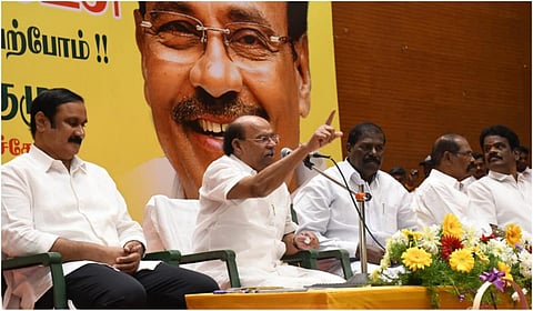 விழுப்புரம் அருகே நடந்த பாமக சிறப்பு பொதுக்குழுக் கூட்டத்தில் இளைஞர் சங்கத் தலைவர் நியமனத்தால் கட்சியின் நிறுவனர் ராமதாஸ் மற்றும் தலைவர் அன்புமணி இடையே கருத்து முரண்பாடு ஏற்பட்டது. | படம்: சாம்ராஜ்
