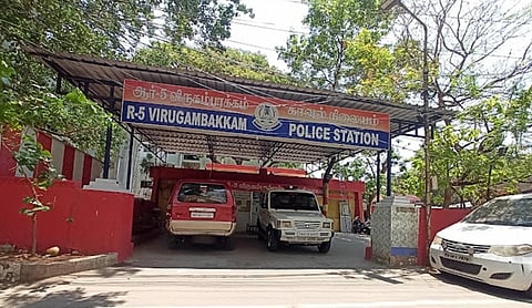 முதல்வர் படத்துக்கு அவமரியாதை: மூதாட்டி, வீடியோ எடுத்தவர் மீது வழக்குப் பதிவு