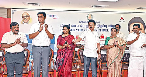 தூத்துக்குடியில் ரூ.32.50 கோடி செலவில் அமைக்கப்பட்டுள்ள மினி டைடல் பூங்காவை முதல்வர் மு.க.ஸ்டாலின் நேற்று திறந்து வைத்தார். உடன், கனிமொழி எம்.பி., அமைச்சர்கள் டி.ஆர்.பி.ராஜா, பெ.கீதாஜீவன், அனிதா ஆர்.ராதாகிருஷ்ணன் உள்ளிட்டோர்.