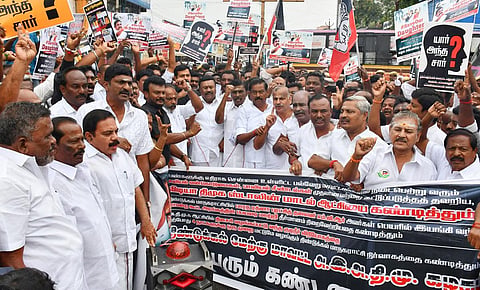 சென்னை அண்ணா பல்கலைக்கழக மாணவி பாலியல் வன்கொடுமையை கண்டித்து தடையை மீறி திண்டுக்கல்லில் ஆர்ப்பாட்டத்தில் ஈடுபட்ட அதிமுகவினர் - படம்: நா.தங்கரத்தினம்.