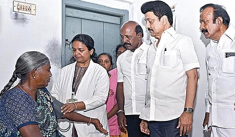 ‘ஐ.நா-வின் பாராட்டு மட்டுமே எங்களின் பசியாற்றுமா?’ - மனப்புழுக்கத்தில் மக்களைத் தேடி மருத்துவம் திட்ட பணியாளர்கள்!