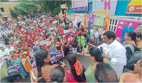 தமிழக அரசை கண்டித்து புதுவையில் அதிமுக ஆர்ப்பாட்டம் - ‘மவுனம் ஏன்?’ என கூட்டணி கட்சிகளுக்கு கேள்வி