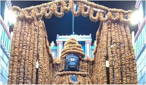 நாமக்கல் ஆஞ்சநேயருக்கு 1,00,008 வடைகளால் மாலை அலங்காரம்: ஆயிரக்கணக்கான பக்தர்கள் தரிசனம்