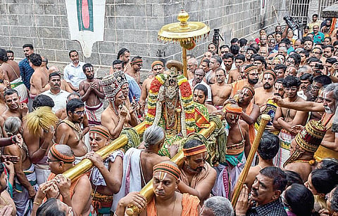 ஸ்ரீரங்கம் கோயிலில் வைகுண்ட ஏகாதசிப் பெருவிழாவையொட்டி பகல் பத்து உற்சவத்தின் முதல் நாளான நேற்று உற்சவர் நம்பெருமாளுக்கு பாண்டியன் கொண்டை, ரத்தின பாதுகாப்பு, வைர அபயஹஸ்தம், பவளமாலை, காசுமாலை, முத்துச்சரம், அடுக்குப் பதக்கம் உள்ளிட்ட திருஆபரணங்கள் அணிவிக்கப்பட்டு, அர்ச்சுன மண்டபத்துக்கு கொண்டு வரப்பட்டார்.படம்: ர.செல்வமுத்துகுமார்