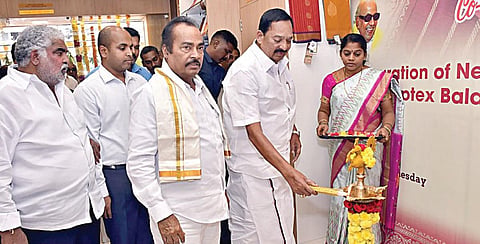 திருப்பதியில் கோ-ஆப்டெக்ஸ் விற்பனை நிலையத்தை, தமிழ்நாடு கைத்தறி மற்றும் ஜவுளித் துறை அமைச்சர் ஆர்.காந்தி நேற்று குத்துவிளக்கேற்றி திறந்து வைத்தார். உடன், திருப்பதி எம்எல்ஏ ஆரணி ஸ்ரீநிவாசுலு.