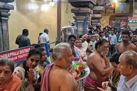 திருச்சியில் மலைக்கோட்டையில் உள்ள மாணிக்க விநாயகர் கோயிலில் பக்தர்கள் பிரார்த்தனை