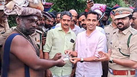 வனப்பாதையில் நடந்து வரும் ஐயப்ப பக்தர்களின் சிறப்பு தரிசனத்துக்கான திட்டத்தை தொடங்கி வைத்த சபரிமலை கூடுதல் மாவட்ட நீதிபதி டாக்டர் அருண் எஸ்.நாயர். (கோப்புப் படம்)