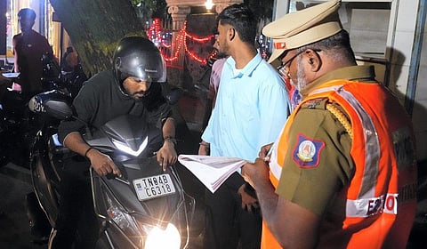 புத்தாண்டு கொண்டாட்டம்: சென்னையில் விபத்தில் 2 பேர் உயிரிழப்பு - 242 பேரை எச்சரித்து அனுப்பிய போலீஸார்