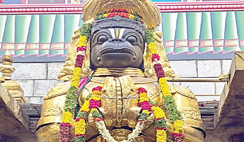 தங்கக் கவச அலங்காரத்தில் பக்தர்களுக்கு அருள்பாலித்த நாமக்கல் ஆஞ்சநேயர்.