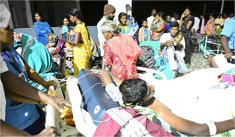 ராமநாதபுரம் அரசு மருத்துவக் கல்லூரி மருத்துவமனையில் ஏற்பட்ட தீ விபத்தால் இரண்டாம் தளத்தில் இருந்த நோயாளிகள் வேறு தளத்துக்கு மாற்றப்பட்டனர் | படங்கள்: எல்.பாலச்சந்தர்