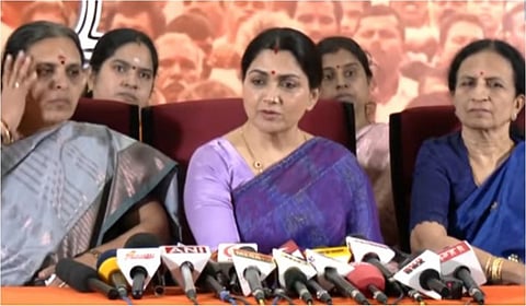சென்னை பாஜக தலைமையகத்தில் குஷ்பு.