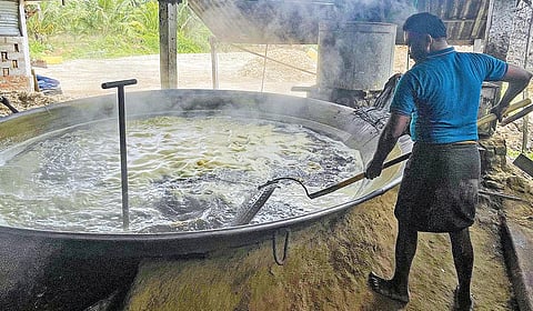 பழநி அருகே நெய்க்காரப்பட்டியில் வெல்லப்பாகு காய்ச்சிய தொழிலாளி.