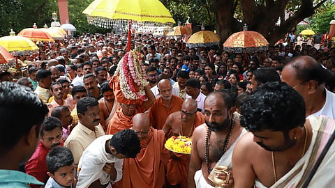 சட்டை அணிந்து செல்வது பக்தர்களின் உரிமையா?