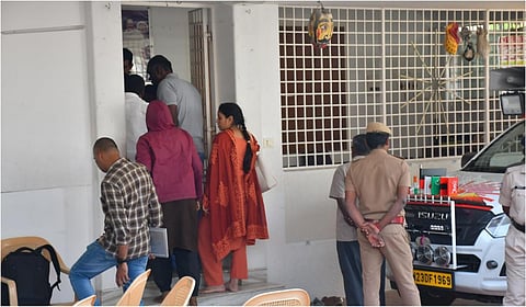 7 மணி காத்திருப்புக்குப் பின்னர் அமைச்சர் துரைமுருகன் வீட்டில் அமலாக்கத்துறை அதிகாரிகள் சோதனையை தொடங்கினர் | படங்கள்: வி.எம்.மணிநாதன்