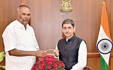 சட்டப்பேரவையில் நடைபெறும் ஆண்டு முதல் கூட்டத்தில் பங்கேற்க வருமாறு ஆளுநர் ஆர்.என்.ரவியை சந்தித்து நேற்று முறைப்படி அழைப்பு விடுத்தார் பேரவைத் தலைவர் மு.அப்பாவு.