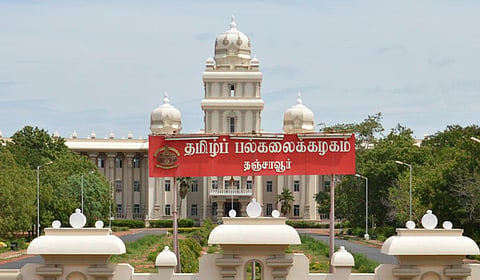 பதிவாளரை நீக்கிய துணைவேந்தர்... துணைவேந்தரையே நீக்கிய பதிவாளர்! - தறிகெட்டு நிற்கும் தஞ்சை தமிழ் பல்கலை.
