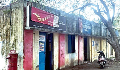 சித்தாமூரில் சேதமடைந்த கட்டிடத்தில் செயல்பட்டு வரும் ஊர்ப்புற நூலகம்.