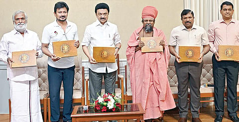பழநியில் கடந்த ஆண்டு நடைபெற்ற அனைத்துலக முத்தமிழ் முருகன் மாநாட்டுக்கான சிறப்பு மலரை சென்னையில் முதல்வர் மு.க.ஸ்டாலின் நேற்று வெளியிட்டார். உடன், துணை முதல்வர் உதயநிதி, அறநிலையத் துறை அமைச்சர் பி.கே.சேகர்பாபு, தவத்திரு குன்றக்குடி பொன்னம்பல அடிகளார், தலைமைச் செயலர் நா.முருகானந்தம், அறநிலையத் துறைச் செயலர் பி.சந்தரமோகன்