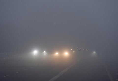 டெல்லி பனி மூட்டம்: 9 மணி நேர காட்சித்தெளிவின்மையால் 400 விமானங்கள், 81 ரயில்களின் சேவை பாதிப்பு