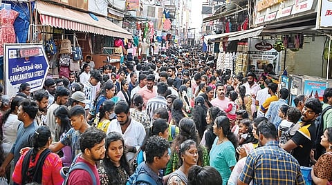 பொங்கல் பண்டிகையை முன்னிட்டு புத்தாடைகள் உள்ளிட்ட பொருட்கள் வாங்குவதற்காக சென்னை தி.நகர் ரங்கநாதன் தெருவில் நேற்று குவிந்த மக்கள். | படம்: சத்தியசீலன் |