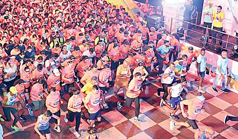 சென்னை மாரத்தான் போட்டி நேப்பியர் பாலத்திலிருந்து தொடங்கியது.
இதில் 25 ஆயிரத்துக்கும் மேற்பட்டோர் பங்கேற்றனர்.