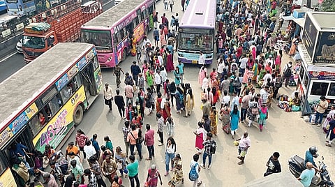 பேருந்தில் செல்வதற்காக பயணிகள் ஒரே நேரத்தில் கூடியதால் தாம்பரம் ஜிஎஸ்டி சாலையில் போக்குவரத்து நெரிசல் ஏற்பட்டது. | படம்:எம்.முத்துகணேஷ் |