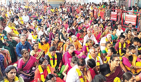 சிறுவாபுரி பாலசுப்பிரமணிய சுவாமி கோயிலில், சிறுவாபுரி ஸ்ரீ வள்ளி முருகன் திருக்கல்யாண பக்தஜன சங்கம் சார்பில் நேற்று நடைபெற்ற திருக்கல்யாண நிகழ்வில் திரளான பக்தர்கள் பங்கேற்று சுவாமி தரிசனம் செய்தனர்.