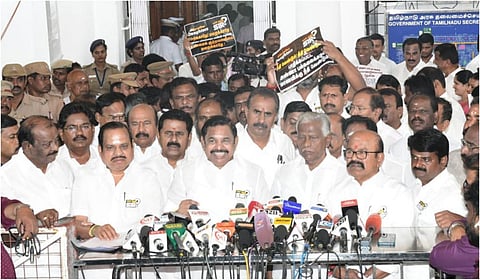 சட்டப்பேரவை வளாகத்தில் எதிர்க்கட்சித் தலைவர் பழனிசாமி செய்தியாளர்களை சந்தித்தார்.