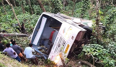 இடுக்கி மாவட்டம் குட்டிகானம் அருகே விபத்தில் சிக்கிய கேரள அரசு பேருந்து.
