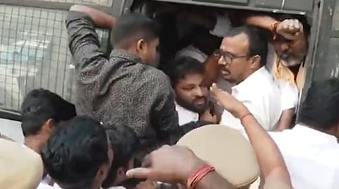 சென்னை | அதிமுக மாணவர் அணியினர் கைது