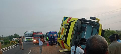 நெல்லையில் ஆம்னி பேருந்து கவிழ்ந்து விபத்து: ஒருவர் பலி; 35 பேர் காயம்