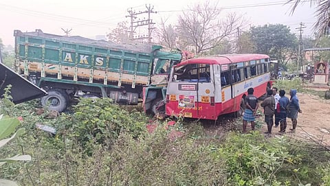 ராணிப்பேட்டையில் லாரி மீது கர்நாடக அரசு பஸ் மோதி விபத்து - 4 பேர் உயிரிழப்பு, 35 பேர் காயம்