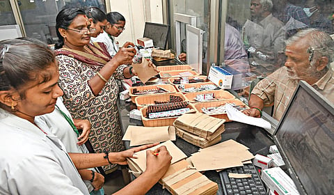 சேலம் அரசு மோகன் குமாரமங்கலம் மருத்துவக் கல்லூரி மருத்துவமனையில் உள்ள மருந்தகத்தில் நோயாளிகள் மாத்திரைகளை எளிதில் கண்டறிந்து உண்ணும் வகையில் அதன் விவரங்கள் அடங்கிய காகித கவரில் வைத்து வழங்கப்படுகிறது. | படம்: எஸ்.குரு பிரசாத் |