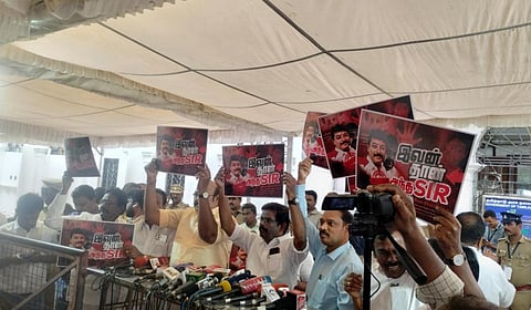 சட்டப்பேரவைக்கு வெளியே திமுக எம்எல்ஏ-க்கள் செய்தியாளர்களை சந்தித்தனர்