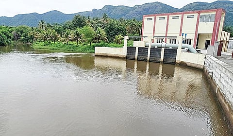 முல்லை பெரியாற்றின் தலைமதகுப் பகுதியான லோயர்கேம்ப்பில் மதுரை குடிநீர் திட்டத்துக்காக அமைக்கப்பட்டுள்ள நீர்உந்து நிலையம்.