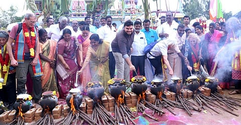 நெல்லிக்குப்பம் கிராம மக்களுடன் இணைந்து பொங்கல் வைத்த வெளிநாட்டு பயணிகள்!