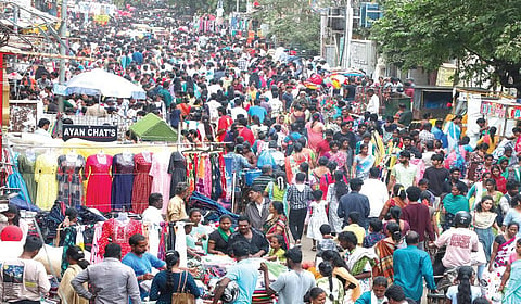 பொங்கல் பண்டிகையை முன்னிட்டு, புத்தாடை உள்ளிட்ட பொருட்கள் வாங்க சென்னை வண்ணாரப்பேட்டை, எம்.சி சாலையில் குவிந்த மக்கள் கூட்டம்.
