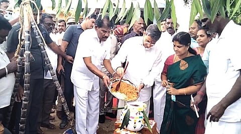 திருவள்ளூர் மாவட்டம் பழவேற்காடு அருகே மேல் அவுரிவாக்கம் மீனவ கிராமத்தில் நேற்று தமிழ்நாடு மீனவர் பேரவை சார்பில் நடைபெற்ற பொங்கல் விழாவில், தமிழ்நாடு ஆளுநர் ஆர்.என்.ரவி பங்கேற்று பொங்கல் பானையில் பொங்கல் வைத்து பொதுமக்களுடன் தன் மகிழ்ச்சியை பகிர்ந்து கொண்டார்.