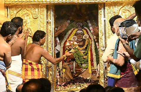 திருஉத்தரகோசமங்கை மரகத நடராஜர் சன்னதியில் நடைபெற்ற ஆருத்ரா தரிசனம். | படம்: எல்.பாலச்சந்தர்