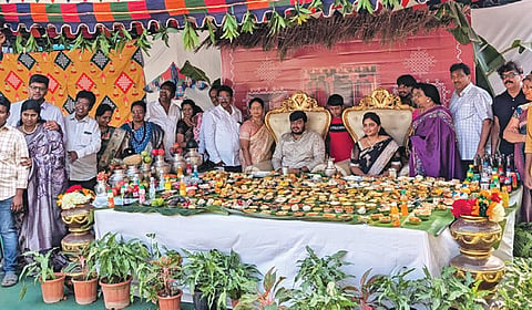 புதுச்சேரி ஏனாம் பகுதியில் மாப்பிள்ளைக்கு மணமகள் வீட்டார் வைத்த 470 உணவு வகைகளுடன் கூடிய விருந்து.